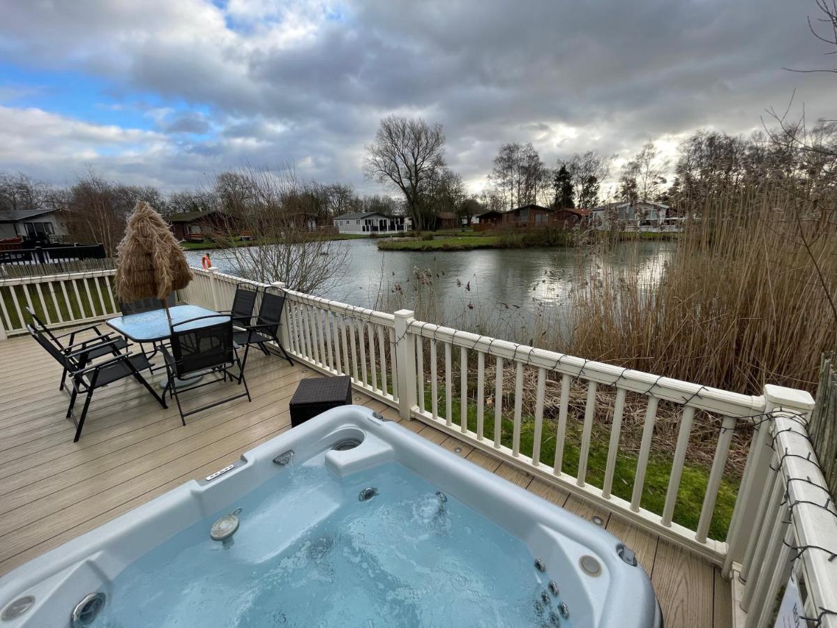 Luxury Lakeside Lodge L2 With Hot Tub Situated At Tattershall Lakes Country Park Luaran gambar