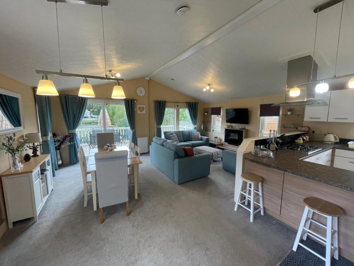 Luxury Lakeside Lodge L2 With Hot Tub Situated At Tattershall Lakes Country Park Luaran gambar
